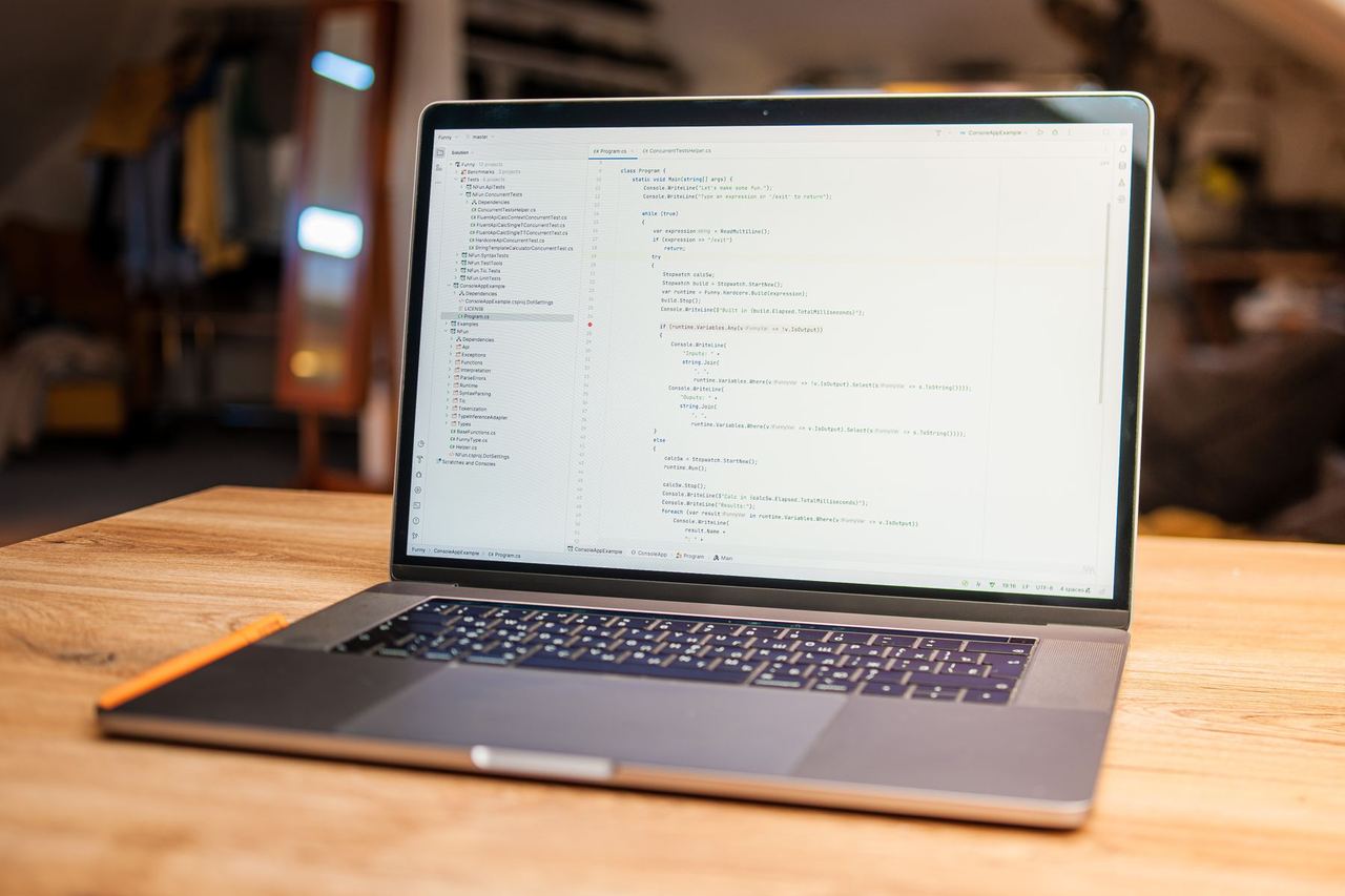 Laptop abierta sobre una mesa de madera