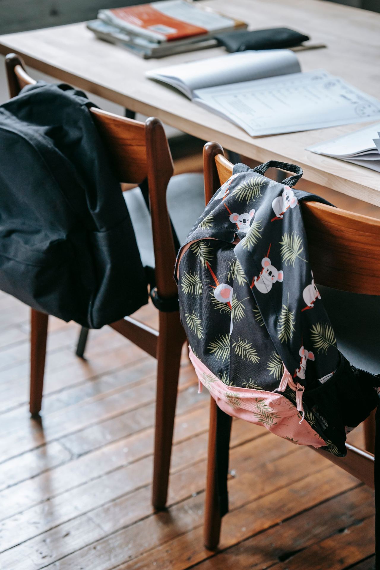 Pupitre escolar con un morral