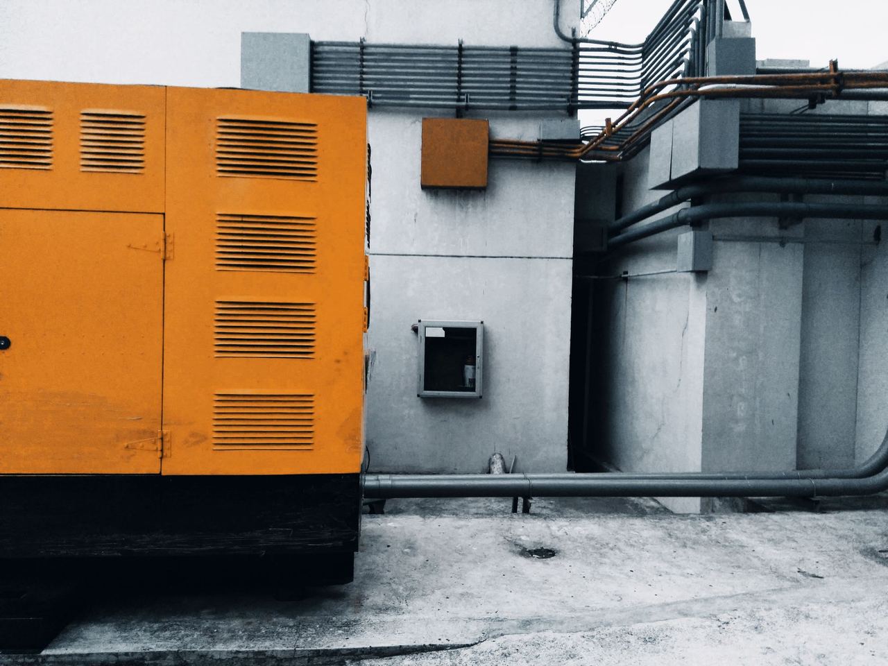 Planta eléctrica industrial con cabina amarilla