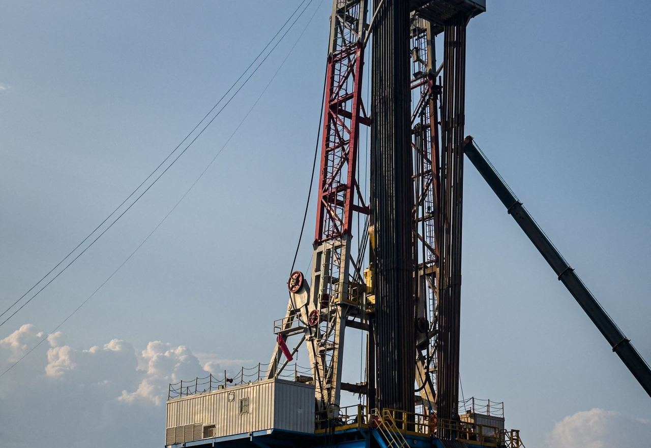 Torre de un taladro de perforación en tierra