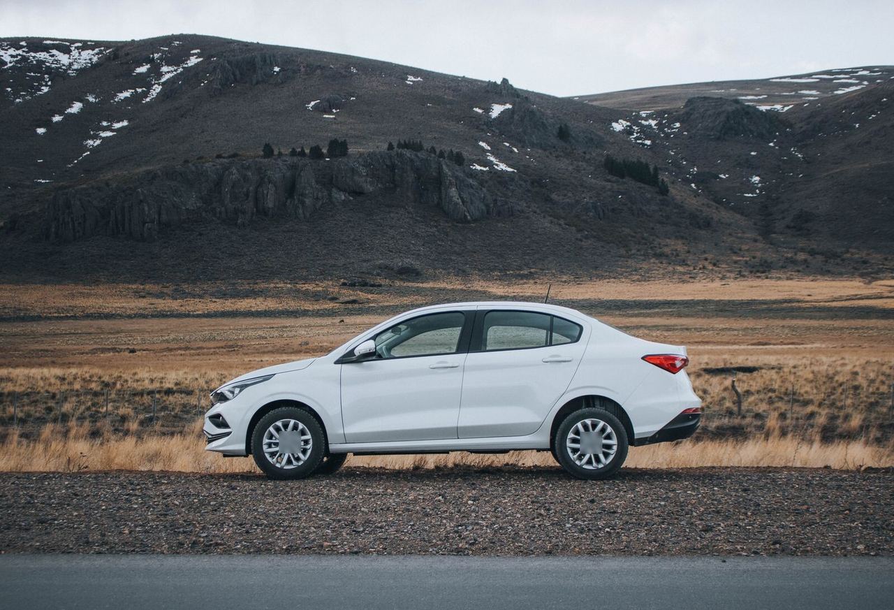 Sedán blanco estacionado de lado