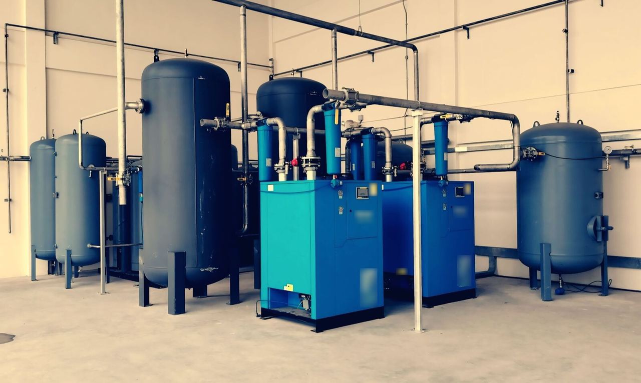 Compresores industriales en una sala de máquinas