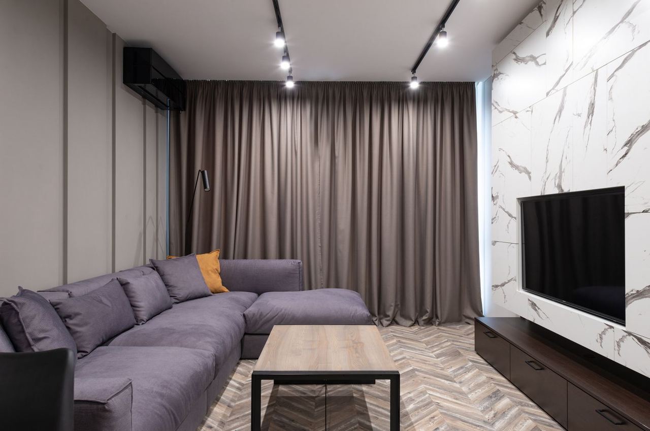 Foto: Pexels Estudio con sofá gris y cortinas