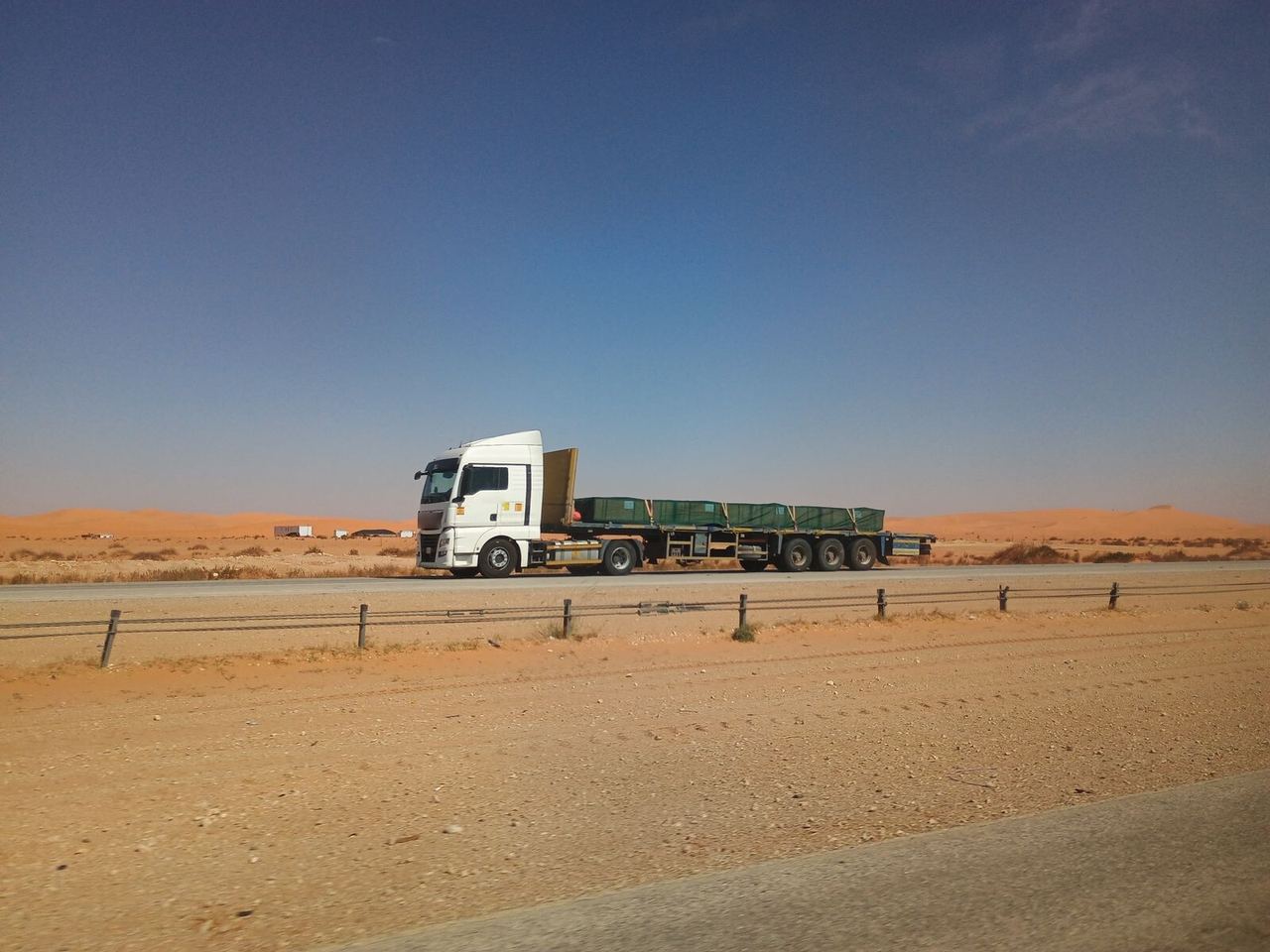Camión de carga en una carretera