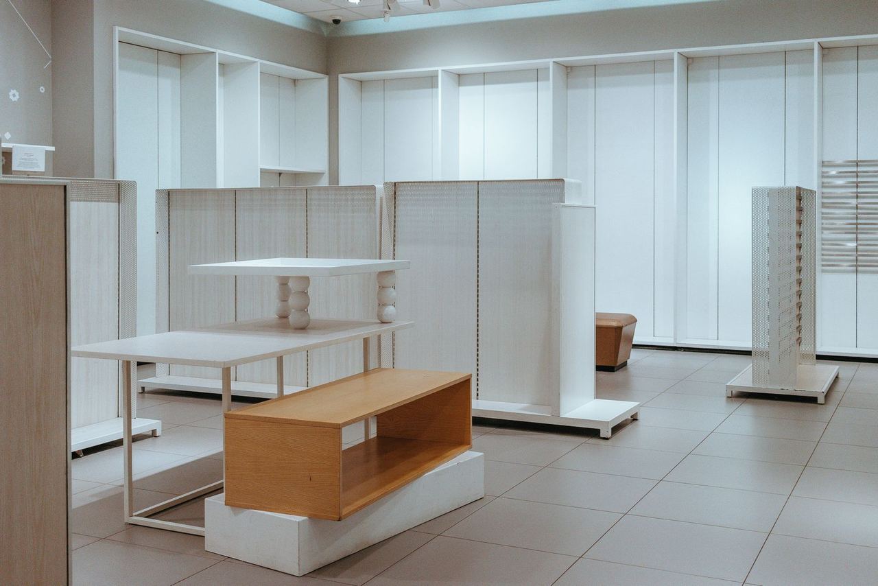 Local comercial vacío con estantes blancos