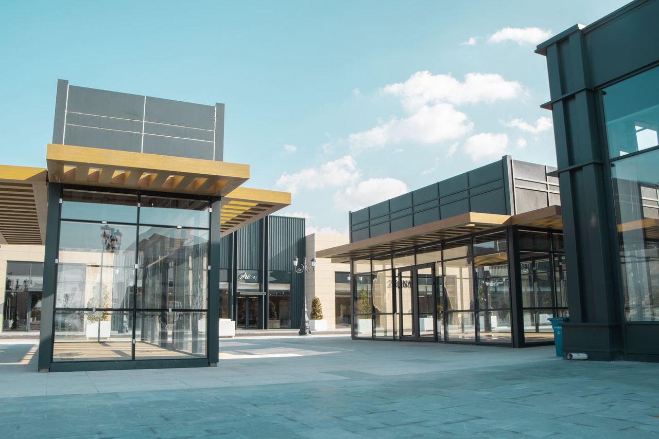 Locales comerciales con fachada de vidrio