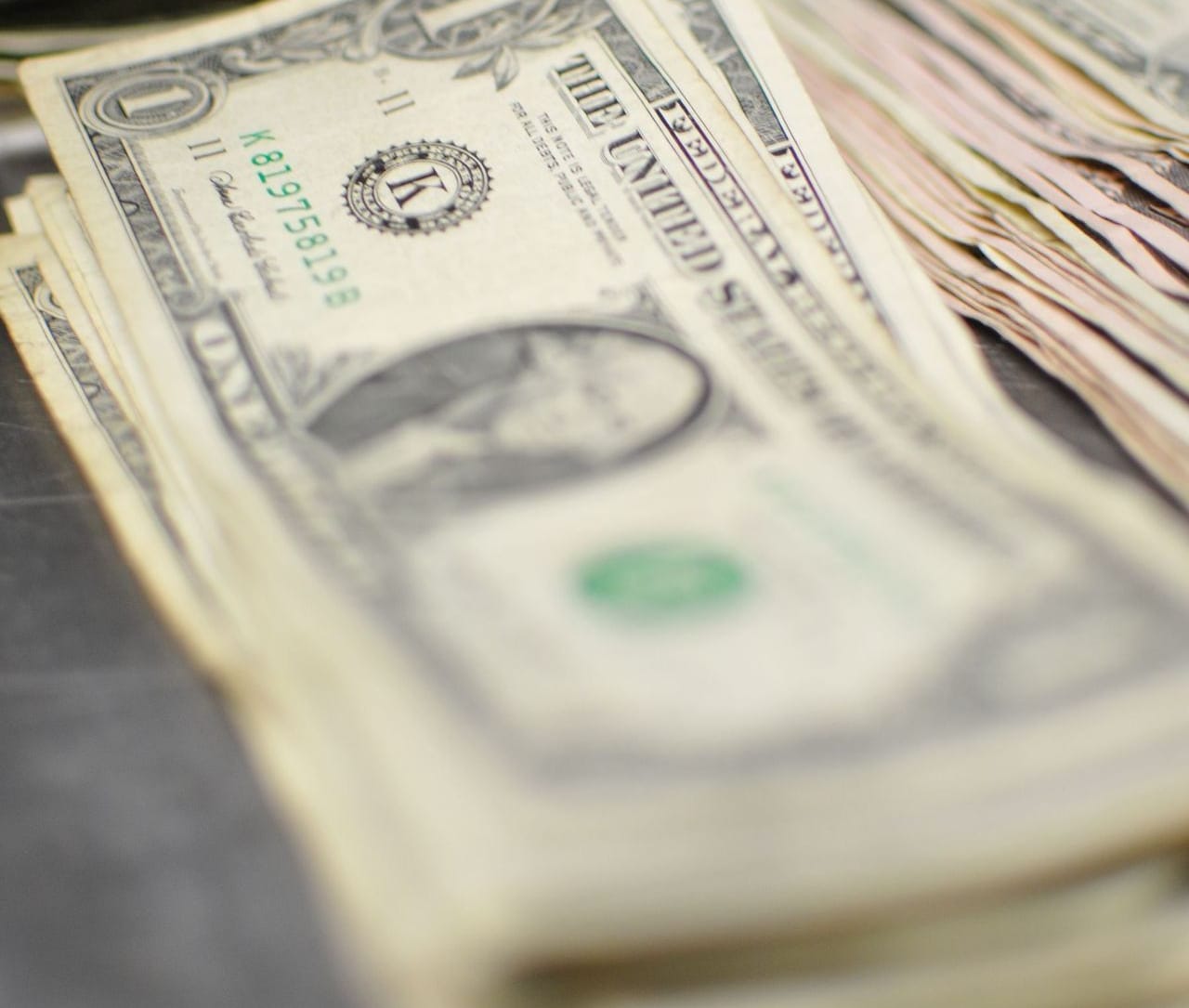 Billetes de dólar apilados sobre una mesa