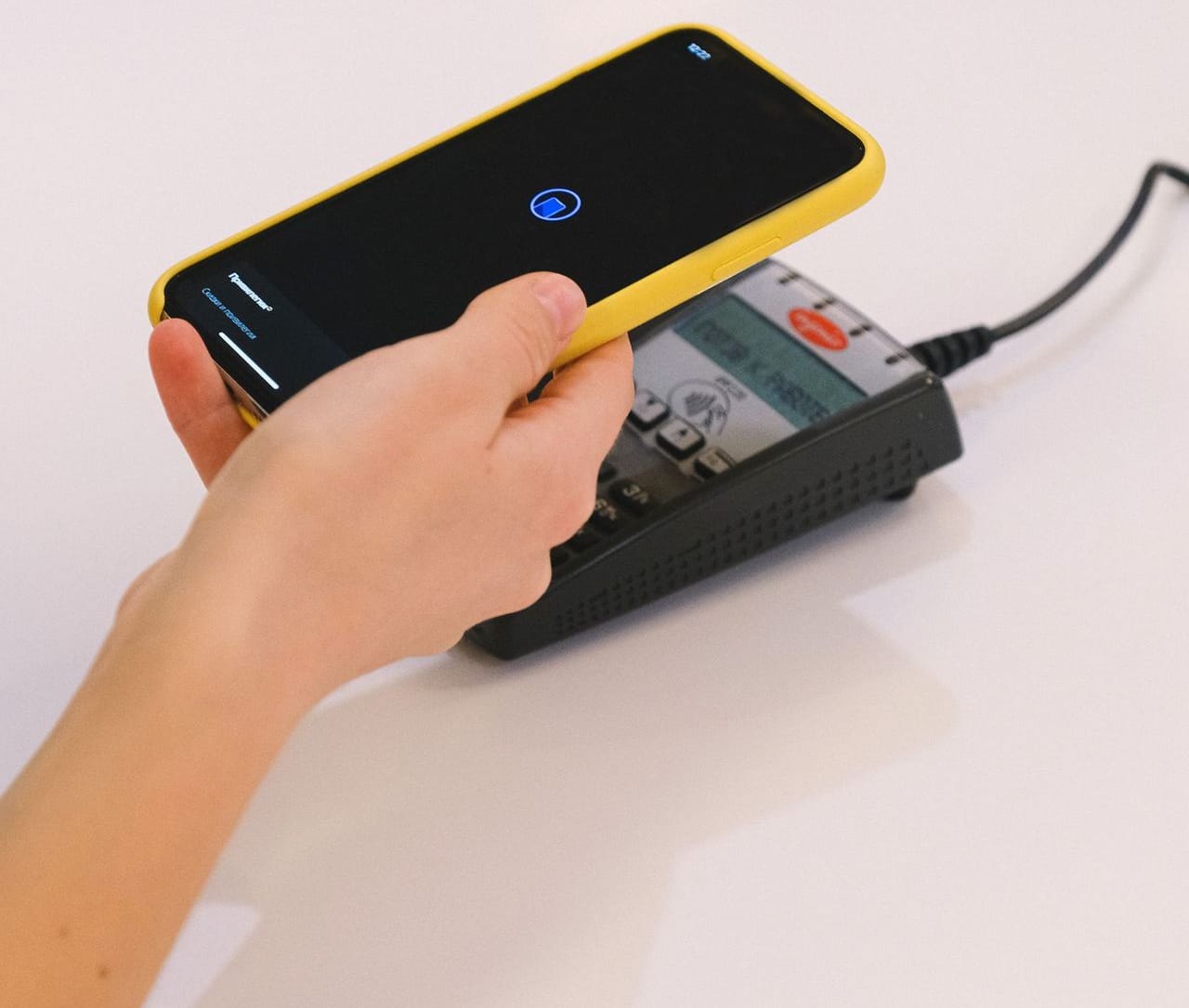 Pago con un teléfono celular en un punto de venta