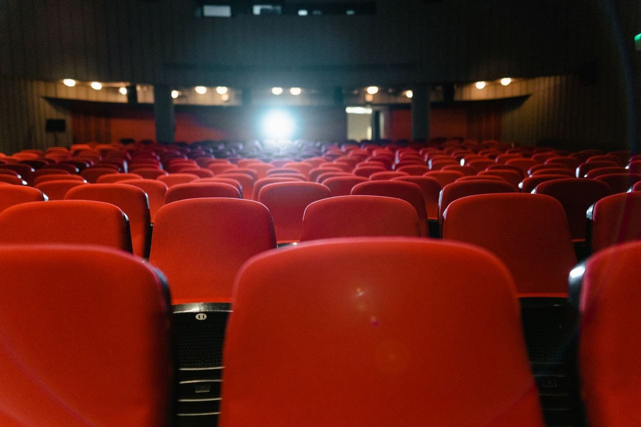 Sala de cine con butacas rojas